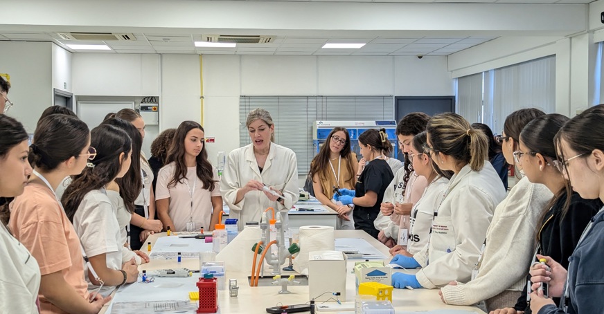 Group of women in a lab participating in a synthetic biology course